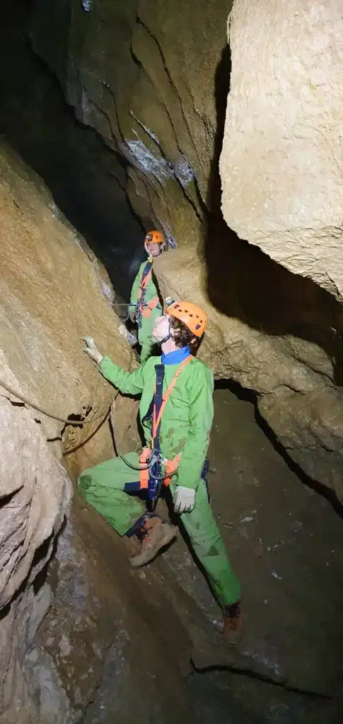 Deux personnes lors d'une sortie de spéléologie dans le Buëch-min