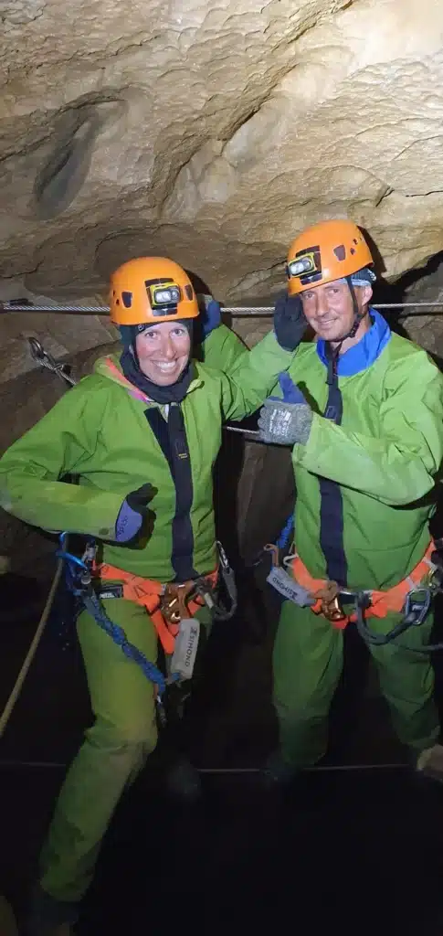 Deux personnes traversent le pont de singe de la Via Souterrata de la Tune dans le Dévoluy-min
