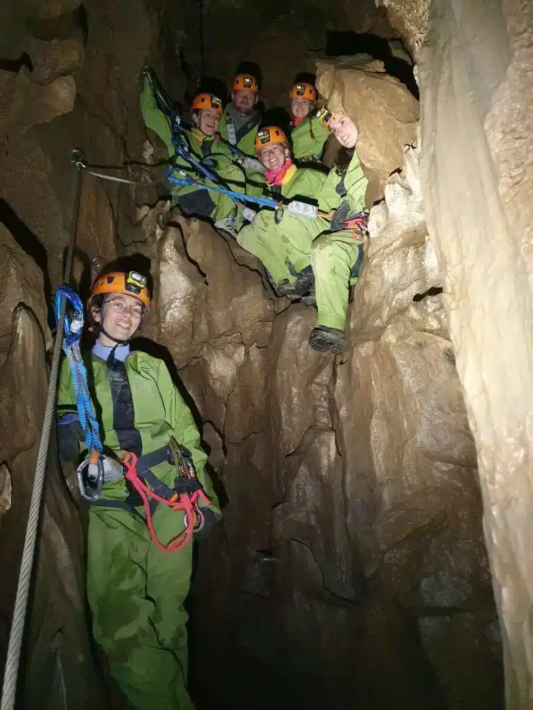 Groupe d'amis dans la Via Souterrata de la Tune (Dévoluy)
