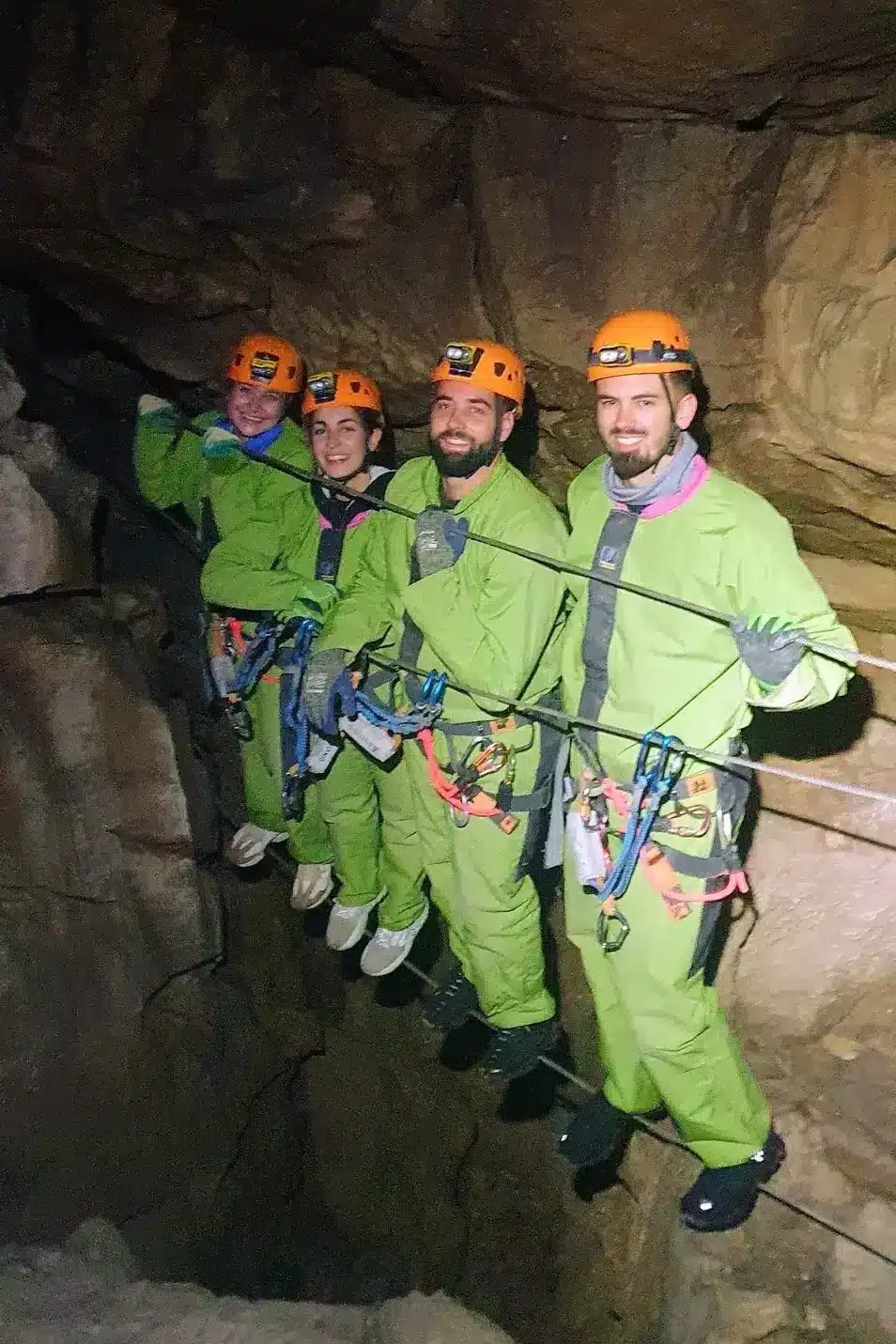 Groupe d'amis sur le pont de singe de la via souterrata de la Tune dans le Dévoluy-min
