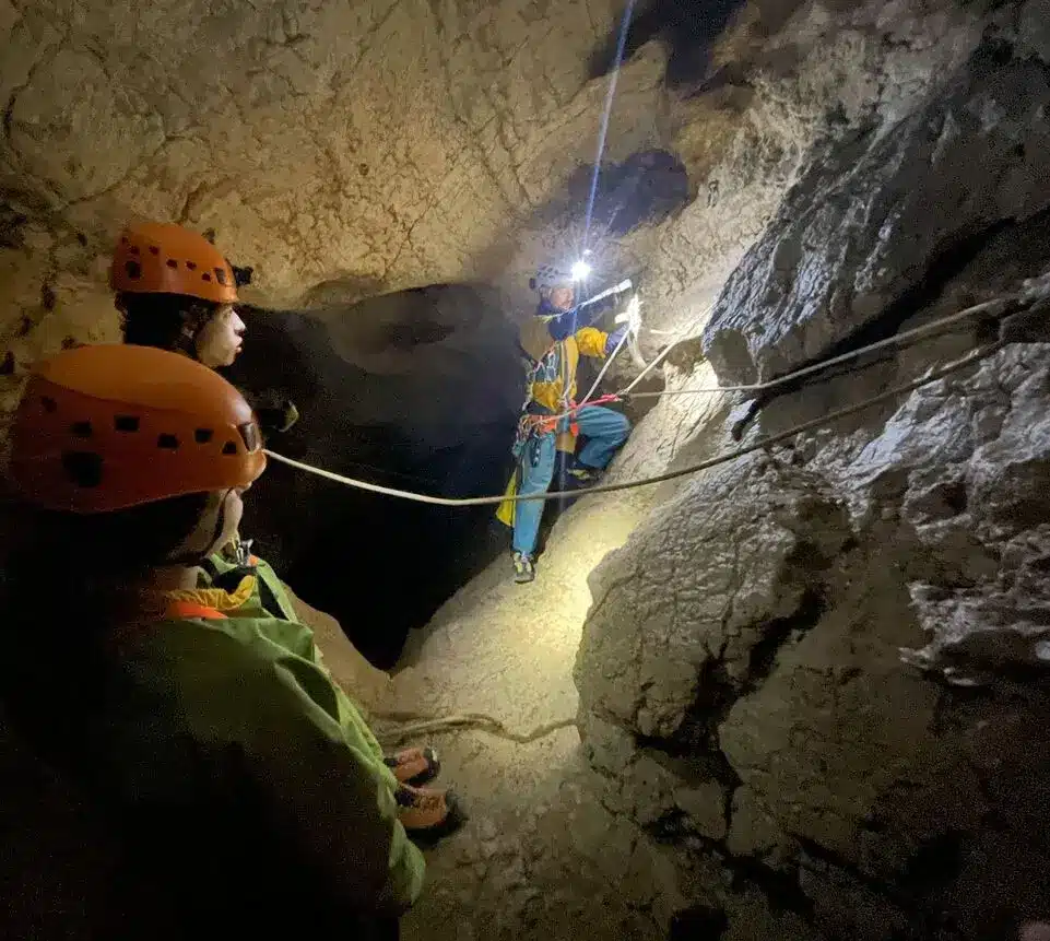 Iannis Wypyszynski équipe les cordes pour une sortie de spéléologie sportive dans le Buëch-min