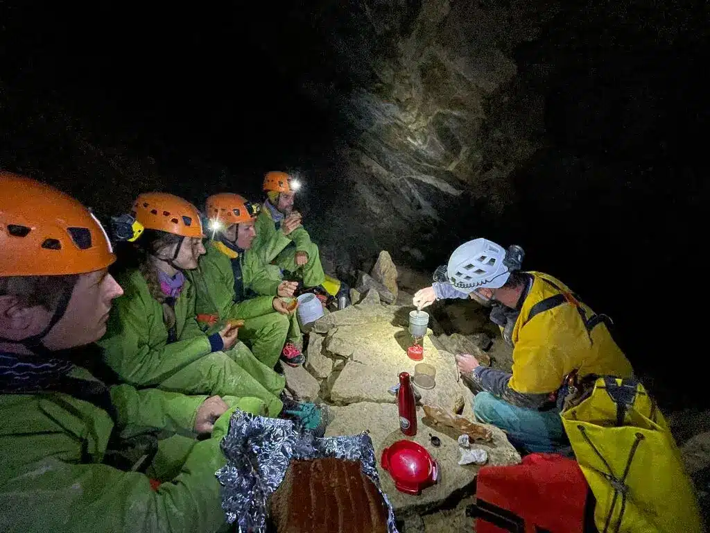Spéléologue mangent dans une grotte des Hautes-Alpes