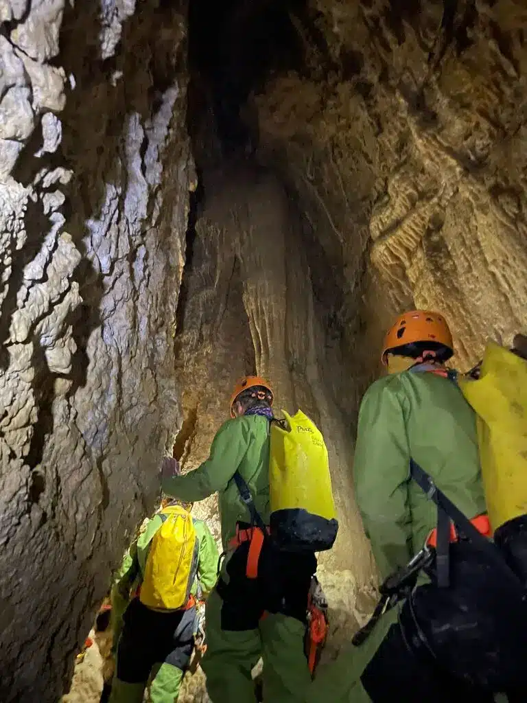 Trois personnes découvrent une grotte du Dévoluy dans les Hautes-Alpes