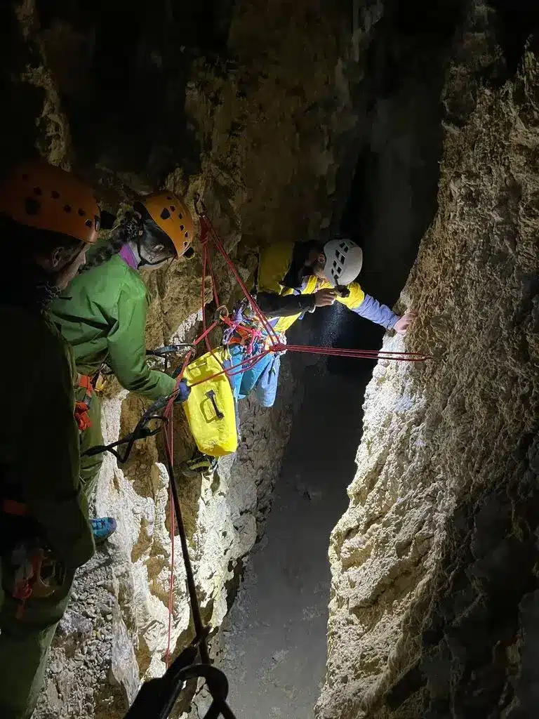 Un guide de spéléologie équipe les cordes dans le Chourum Camarguier