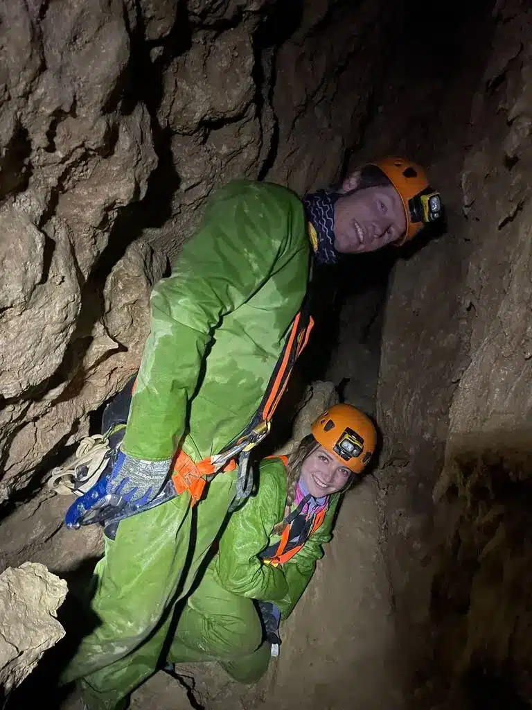Un jeune couple découvre la spéléologie dans les Hautes-Alpes