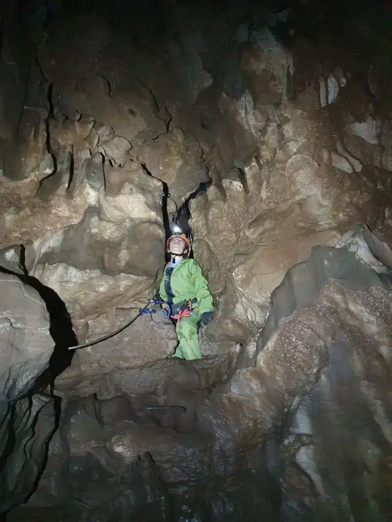 Un spéléologue contemple la grande salle de la Via souterrata de la Tune (Hautes-Alpes)