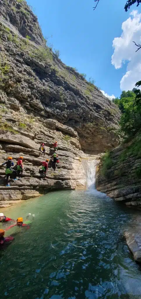 Une personne saute dans le canyon de Rabou