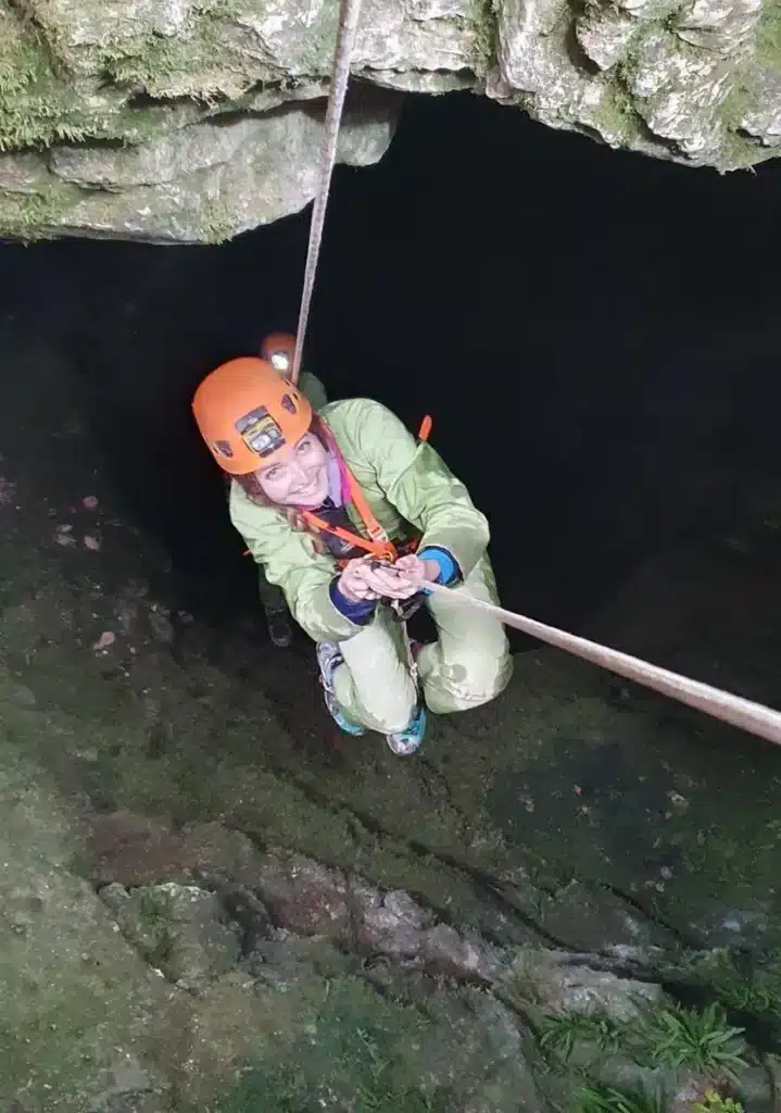 Une spéléologue remonte une corde pour sortir du Chourum Camarguier dans les Hautes-Alpes