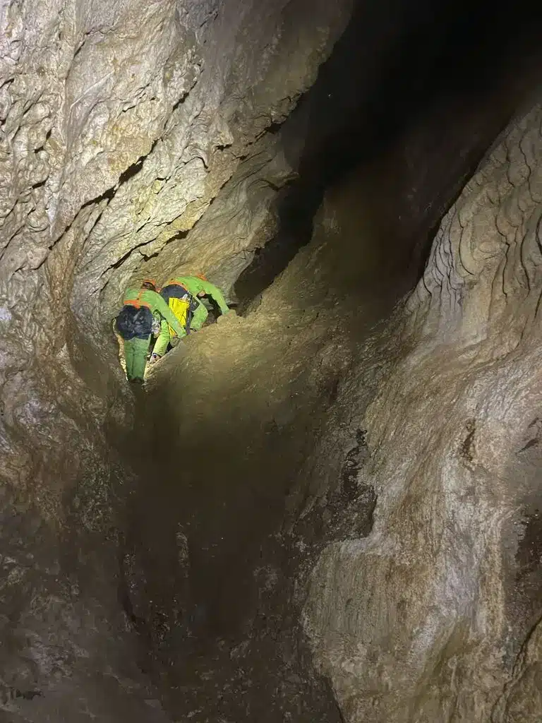 Vue sur deux personnes en spéléologie dans la Fountarrasse dans le Bu¨ch-min