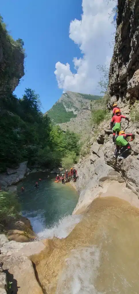 Vue sur un toboggan naturel au canyon de Rabou proche de Veynes