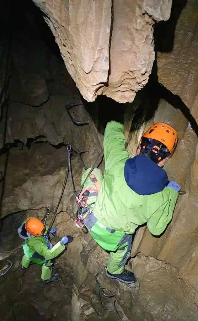 deux spéléologues grimpent sur les barreaux de la via souterrata du Dévoluy