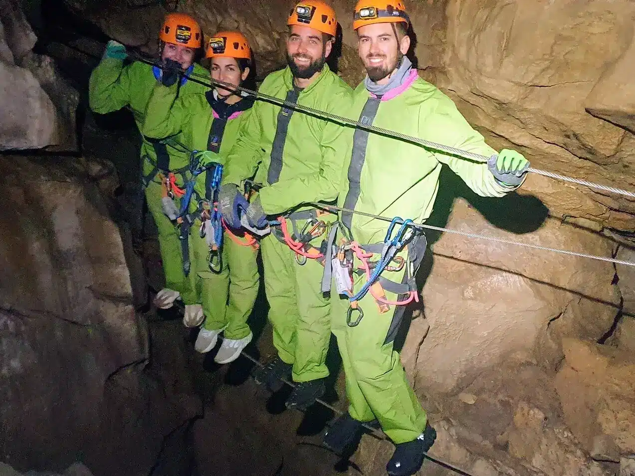 Une famille de 4 personnes sur un pont de singe dans la via souterrata du Dévoluy