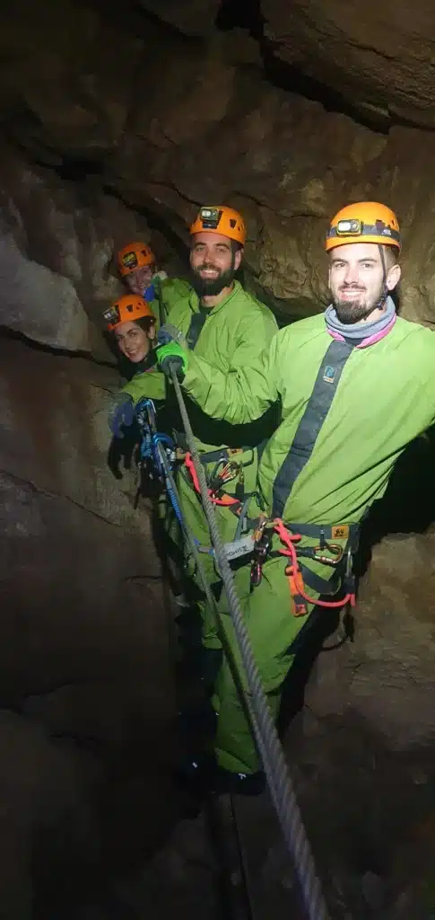 quatres personnes sont sur le cable de la via souterrata de la Tune