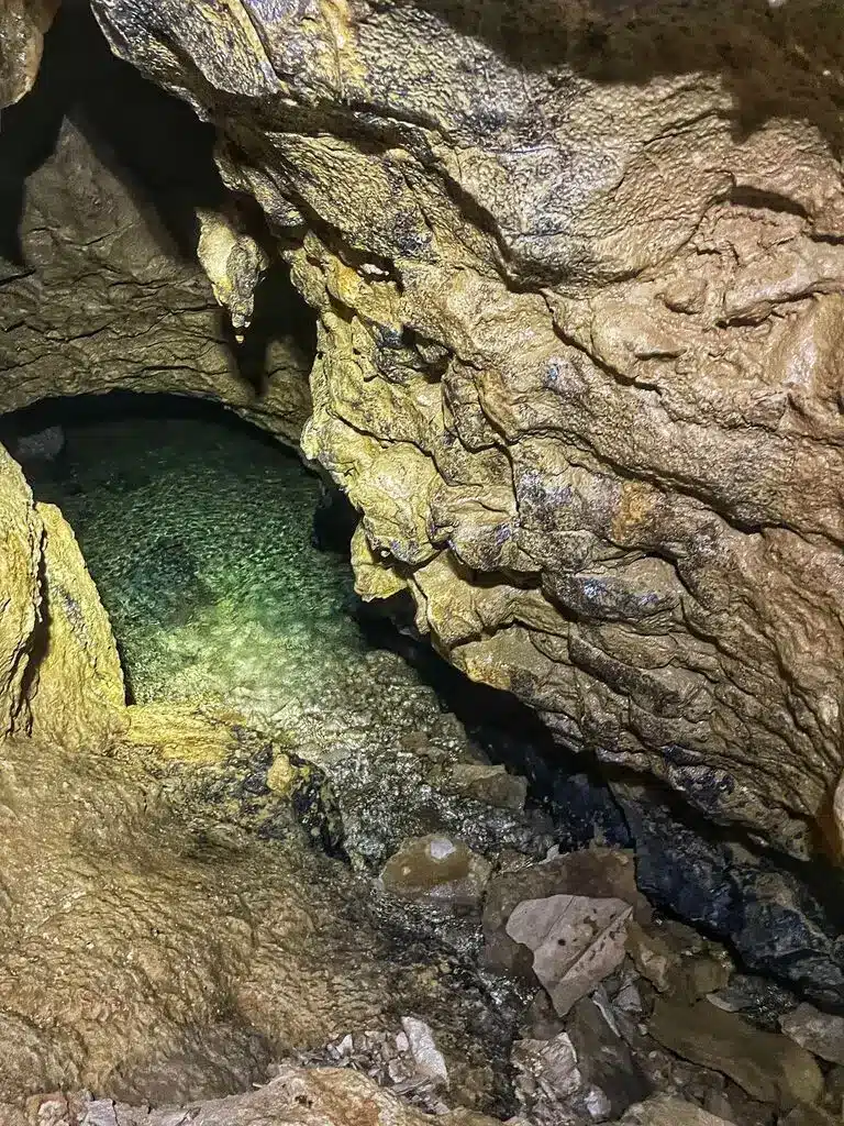 rivière souterraine dans la vallée du Buëch-min