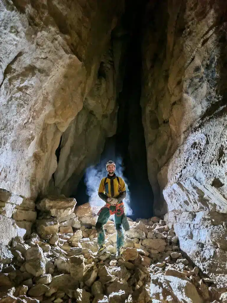 Iannis Wypyszynski guide de spéléologie se trouve au centre d'une immense salle dans une grotte naturelle à Céüse dans les Hautes-Alpes