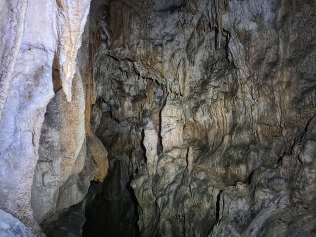 Vue sur le plafond et les stalactites de la grotte du trou de Sigaud à Céüse