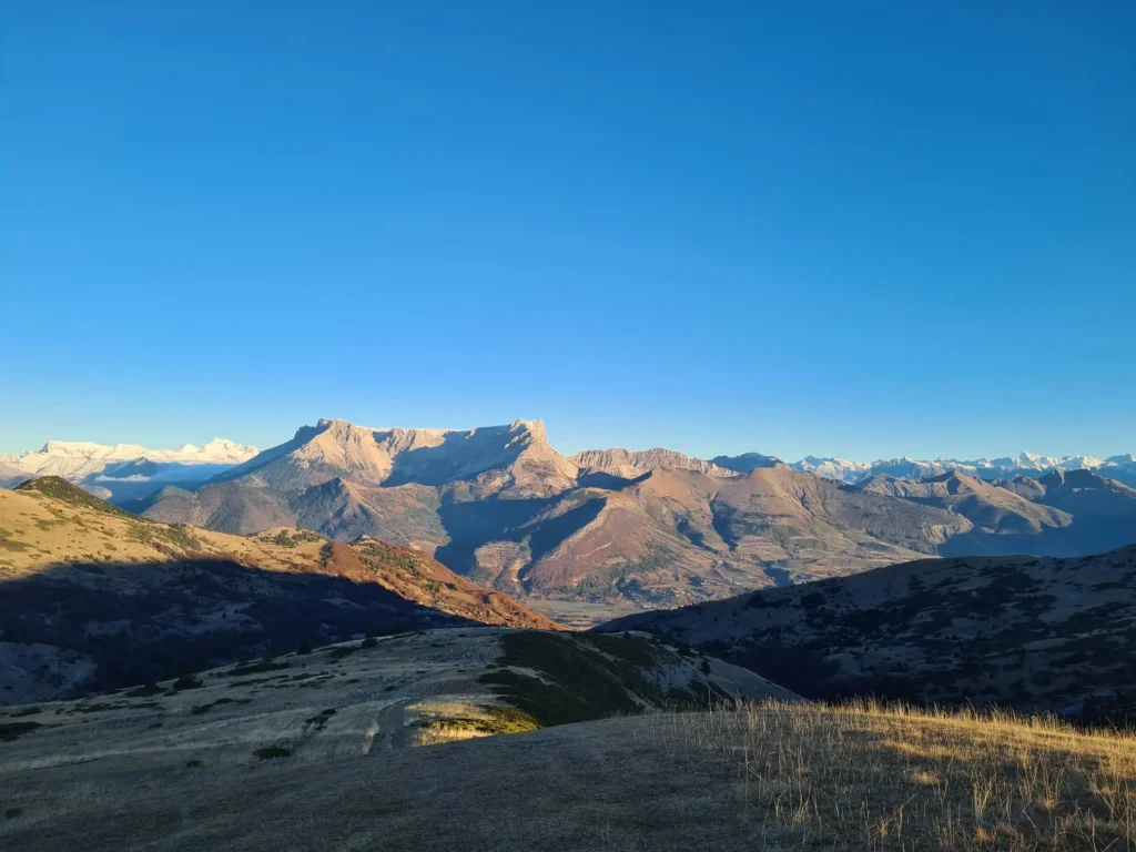Vue sur les montagnes du Dévoluy depuis le sommet de la montagne de Céüse