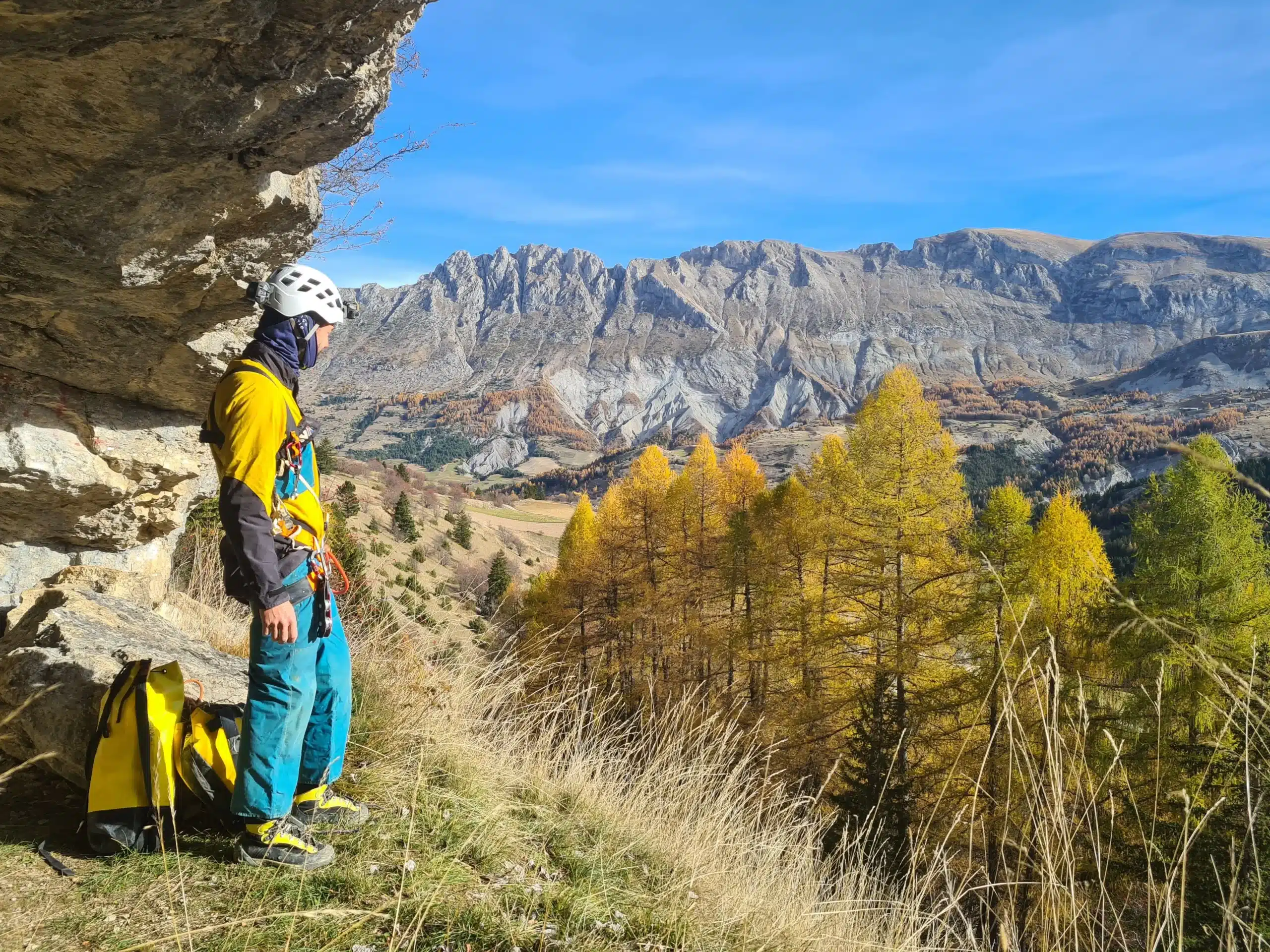 iannis wypyszynski guide de spéléologie à l'entrée de la grotte des Baumettes à SuperDévoluy