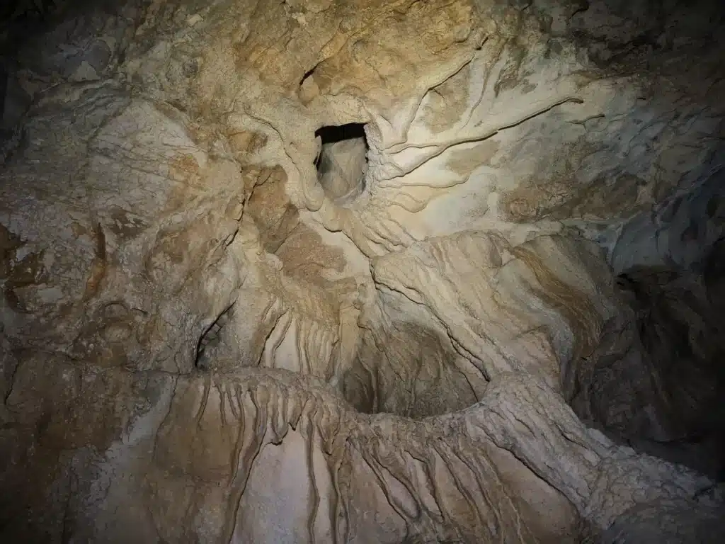 vue sur le plafond concrétionné d'une cavité naturelle du Dévoluy