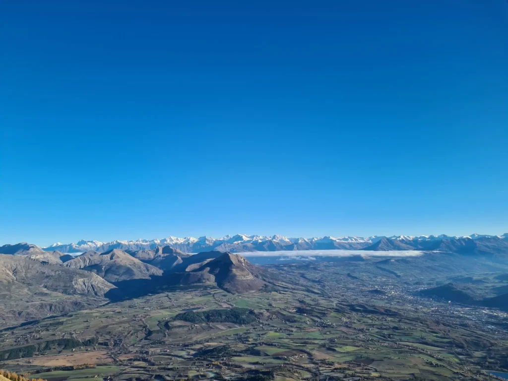 vue sur les montagnes des Ecrins et la ville de Gap depuis le sommet de Céüse