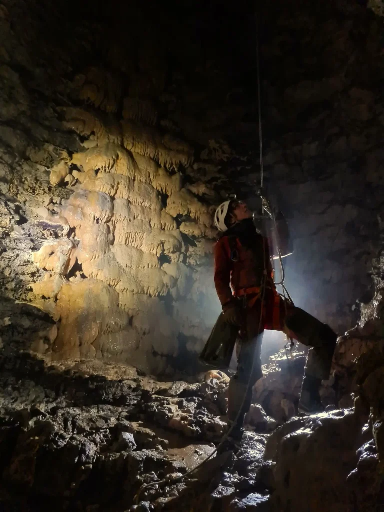 Un spéléologue remonte sur sa corde en spéléologie à SuperDévoluy
