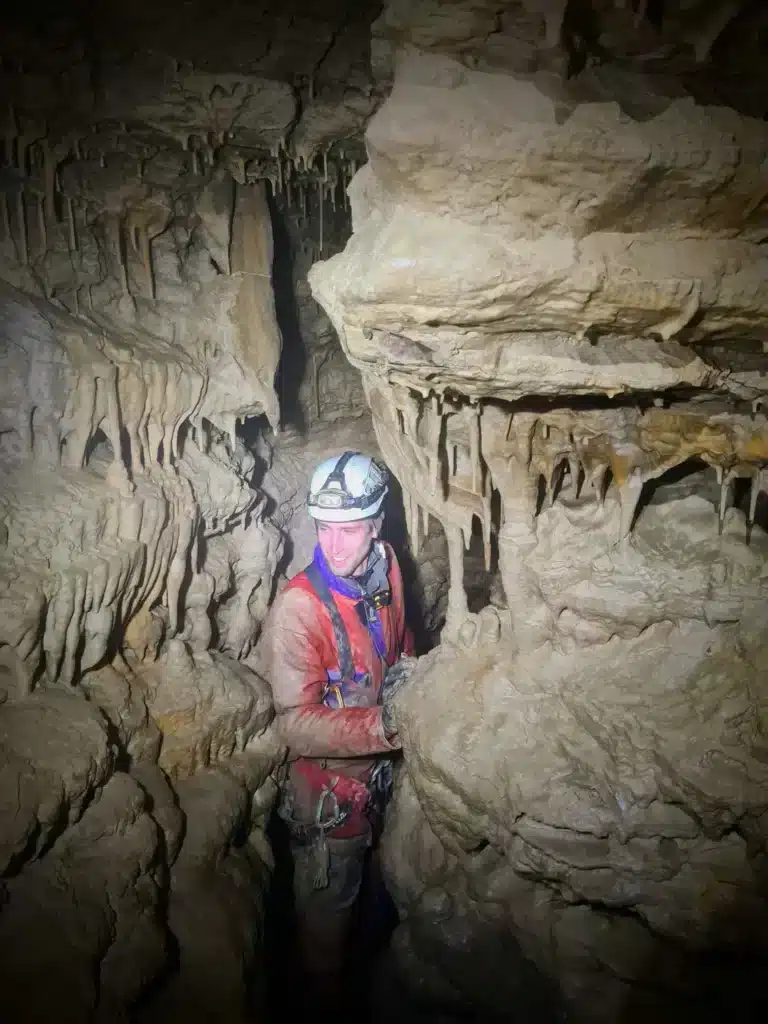 Une personne visite les stalactites en spéléologie à SuperDévoluy