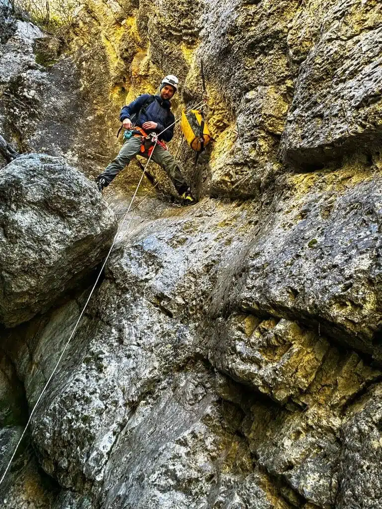 Iannis Wypyszynski au sommet d'une falaise à Orpierre