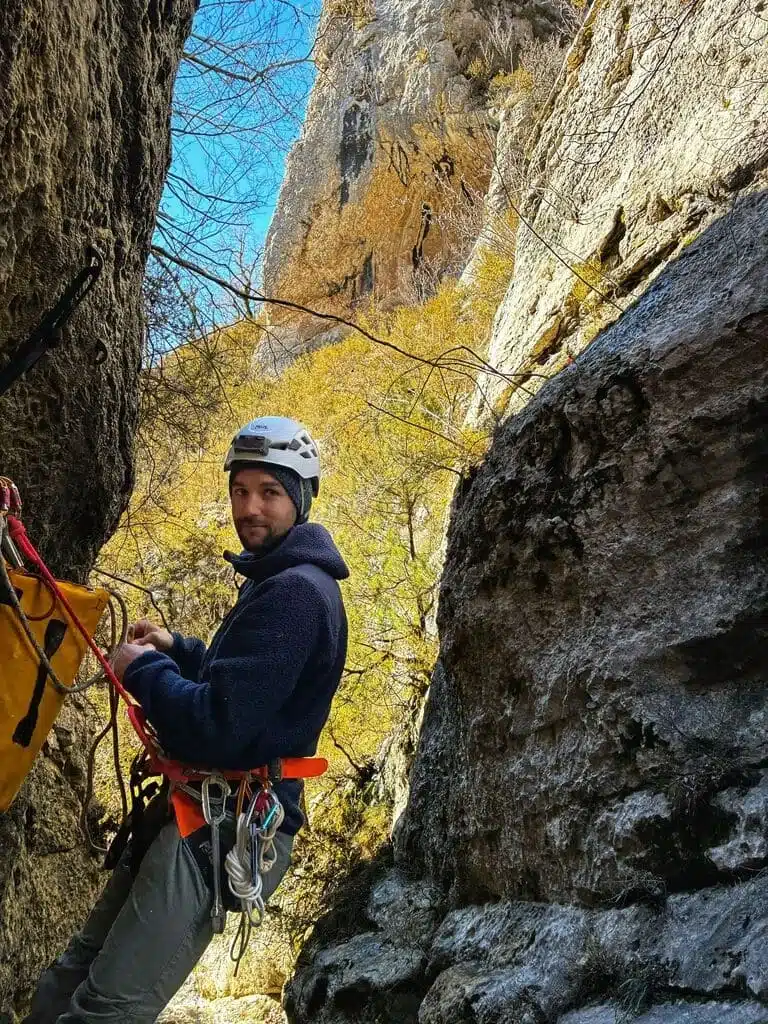 Un guide de canyoning à Rosans installe une corde pour sécuriser une cascade à Rosans