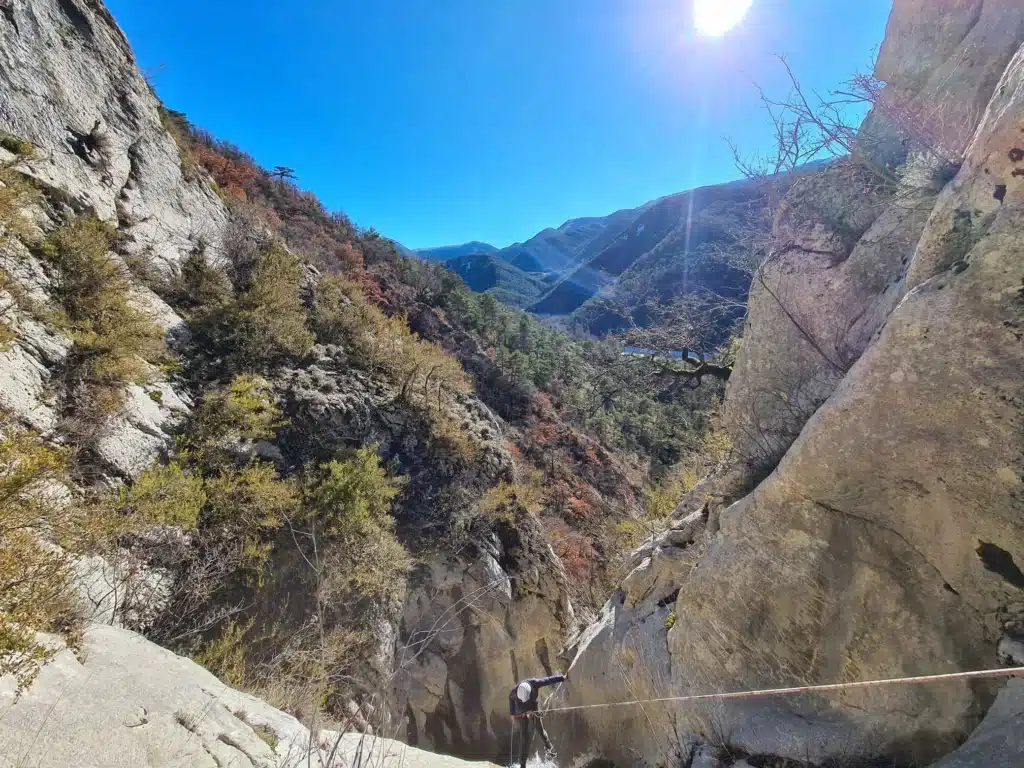 Vue sur une descente en rappel de canyoning à Orpierre