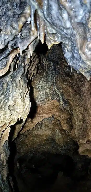 une galerie concrétionnée en spéléologie à Sisteron
